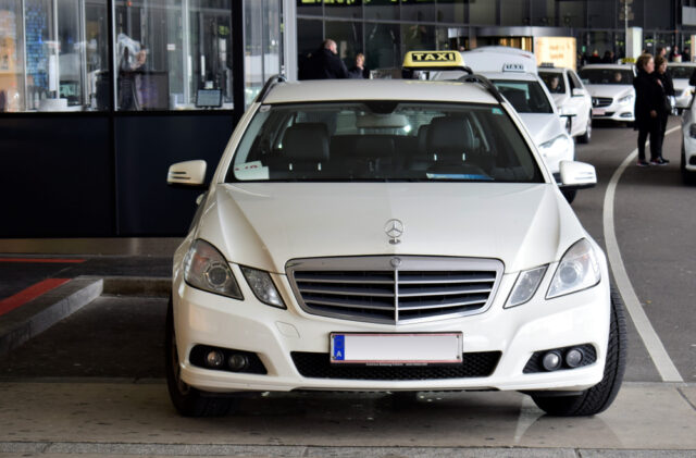 Taxi auto pripravené na prevoz cestujúcich z Bratislavy na letisko Schwechat.